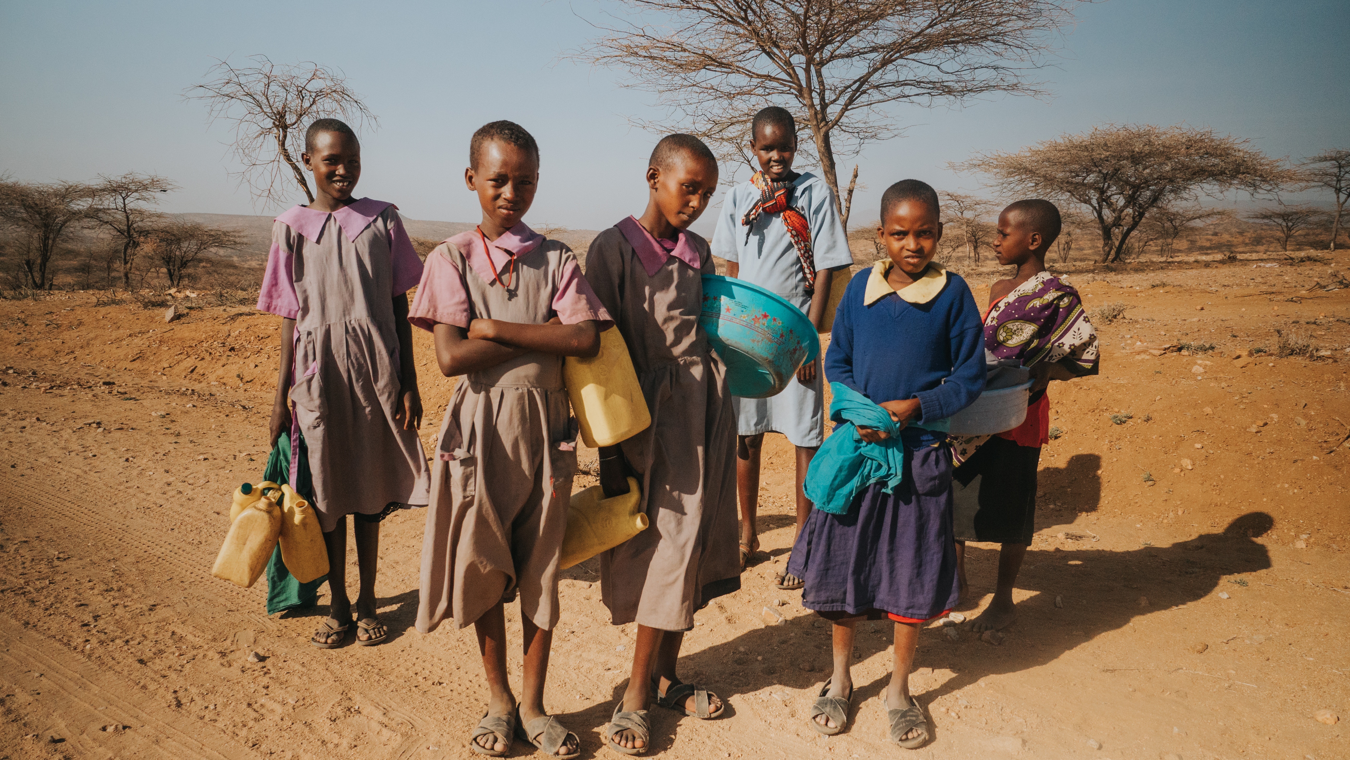 Sware, Kenia Ich war von diesen Menschen in einer abgelegenen Region im Norden Kenias massiv betroffen. Das Leben ist hart, Wasser ist ein paar Kilometer entfernt in einem ausgetrockneten Flussbett und diese Mädchen laufen ein paar Mal am Tag hin und zurück.